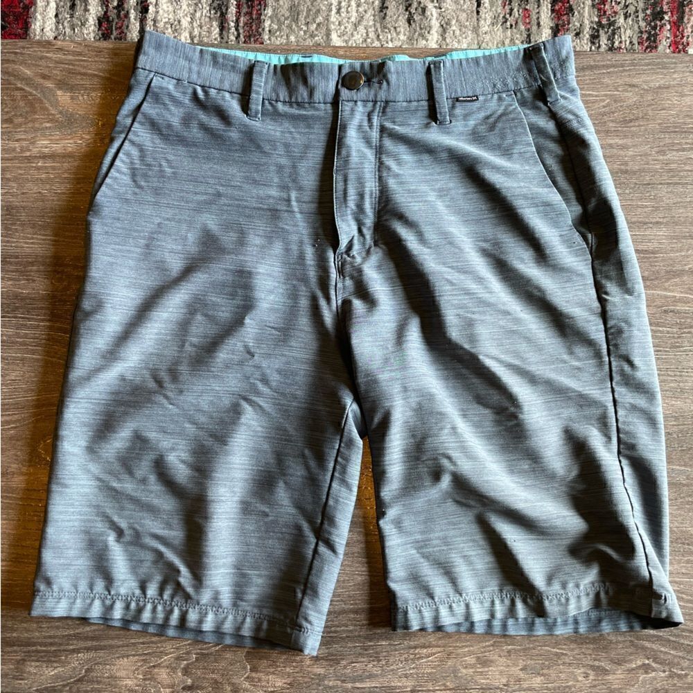 Heathered navy blue exclusive buckle Bermuda shorts